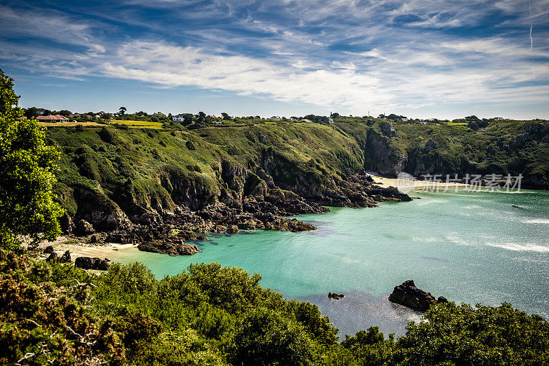 白Moulin Huet Bay和Petit Port, St Martins, Guernsey, Channel Islands